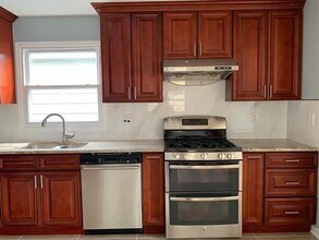 33 E 51st St, Unit 2 in Bayonne, NJ - Foto de edificio - Building Photo