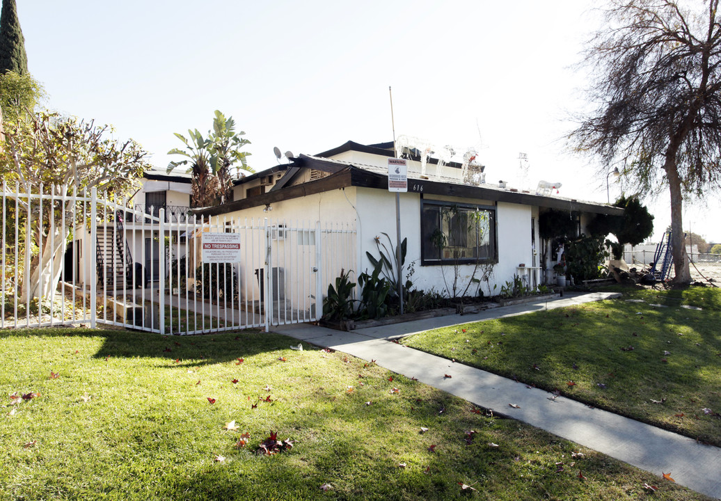 616 Abbey Ln in Pomona, CA - Building Photo