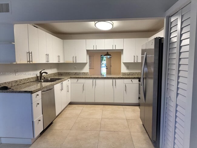 1925 Sans Souci Blvd in North Miami, FL - Foto de edificio - Building Photo