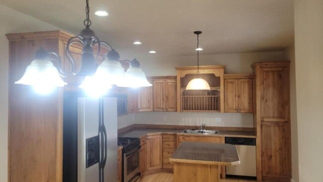 1045 N 130 W in Logan, UT - Foto de edificio - Building Photo