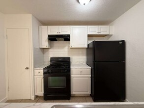 4107 Hunting Path in San Antonio, TX - Building Photo - Building Photo