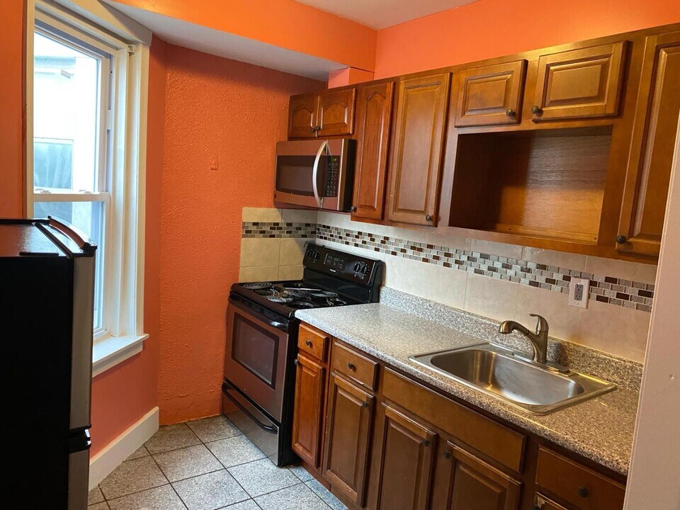 1221 S 52nd St in Philadelphia, PA - Building Photo