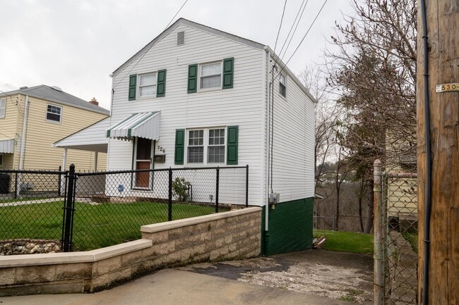 726 Hestor Dr in Pittsburgh, PA - Building Photo - Building Photo