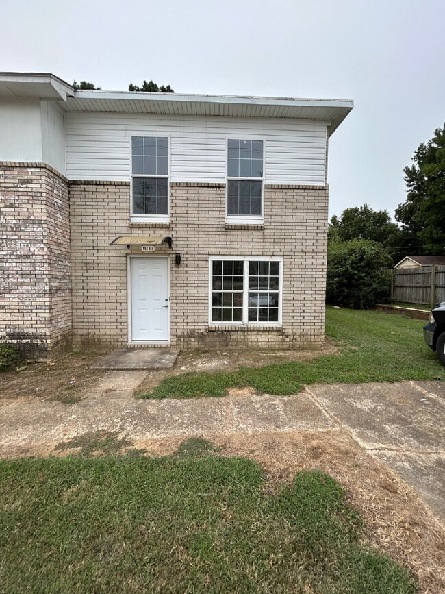 property at 1913 W Nettleton Ave