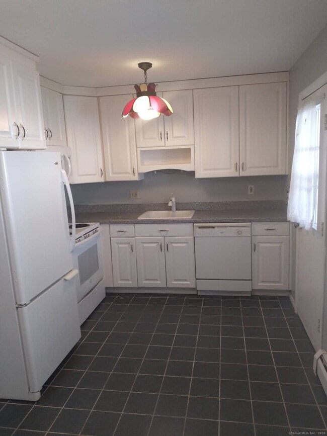 72 Caesar Dr in Bristol, CT - Building Photo - Building Photo