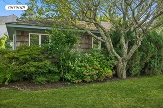 62 Middle Pond Rd in Southampton, NY - Building Photo - Building Photo