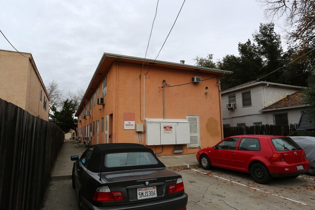 Camellia Manor in Sacramento, CA - Foto de edificio - Building Photo