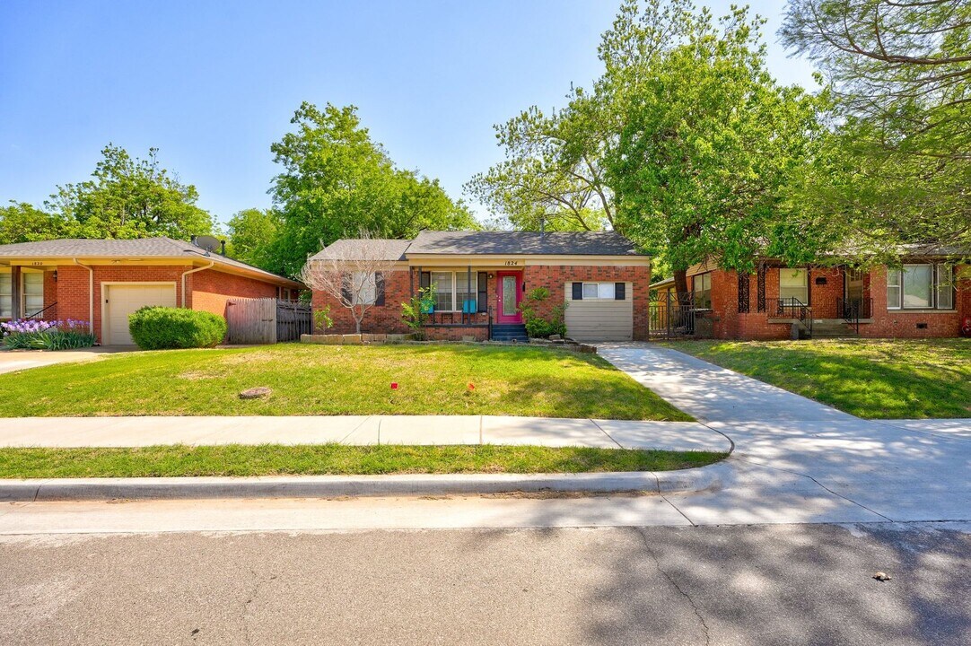 1824 Andover Ct in The Village, OK - Building Photo