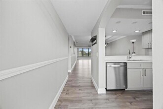 3716 Whitehall Dr, Unit 4050 in West Palm Beach, FL - Foto de edificio - Building Photo