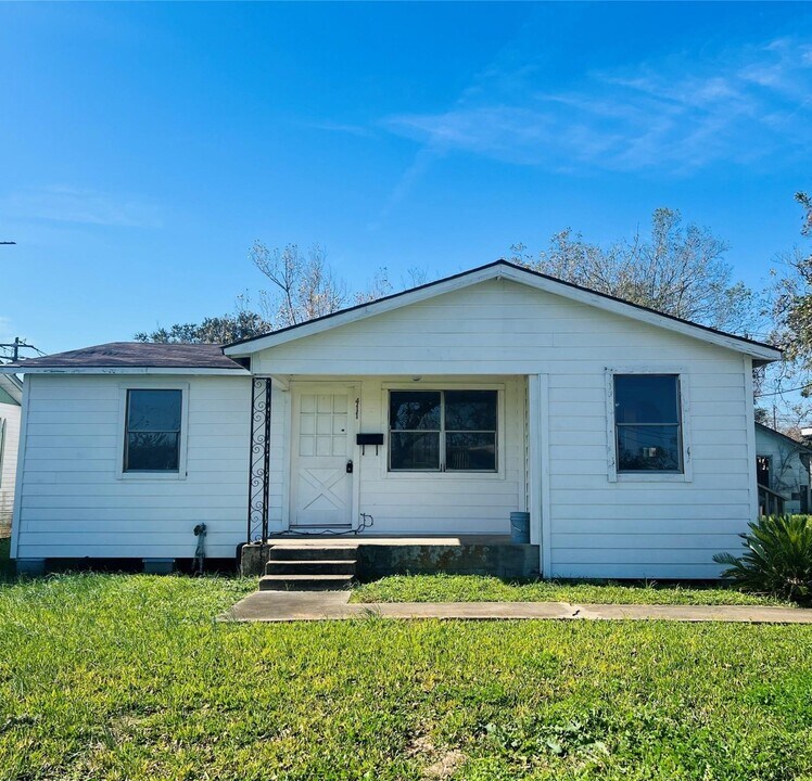 411 N Parrish St in Angleton, TX - Building Photo