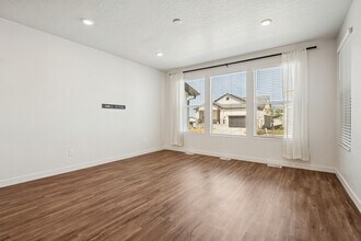 102 E Grant Ln in North Salt Lake, UT - Foto de edificio - Building Photo