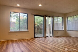 81 Park Gate Dr in Edison, NJ - Building Photo - Building Photo