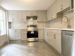 16 Cliffwood Dr in Port Moody, BC - Building Photo - Building Photo