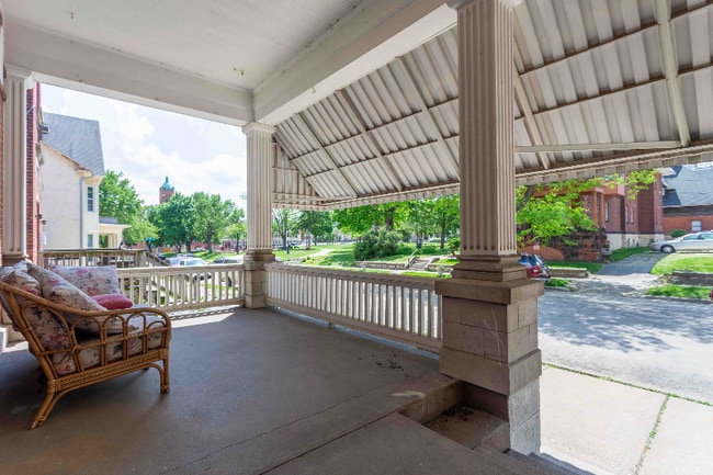 1658 Iowa St, Unit 1/2 in Dubuque, IA - Building Photo - Building Photo