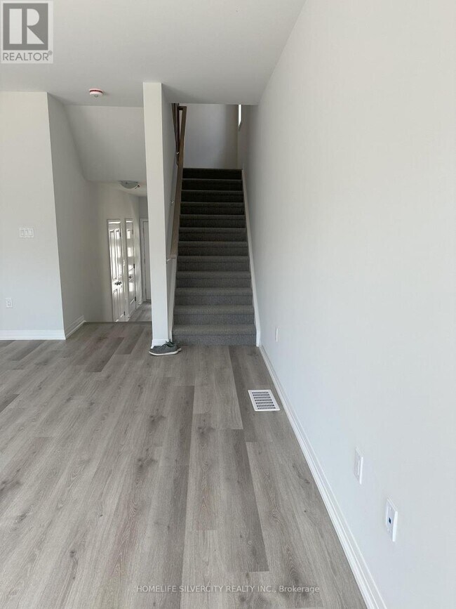 155 Equestrian Way in Cambridge, ON - Building Photo - Building Photo