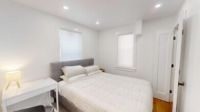 36 Shepard St, Unit 1 in Boston, MA - Foto de edificio - Building Photo