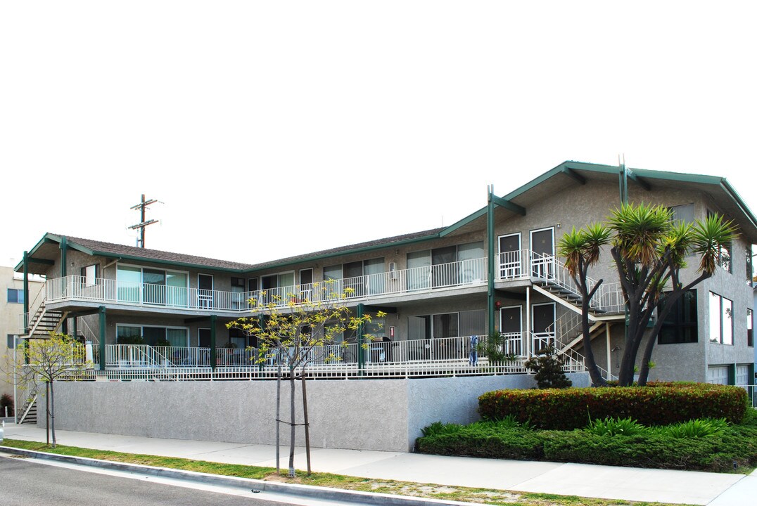 201 Ocean Ave in Seal Beach, CA - Building Photo