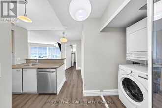 36 Lee Centre Dr in Toronto, ON - Building Photo - Building Photo