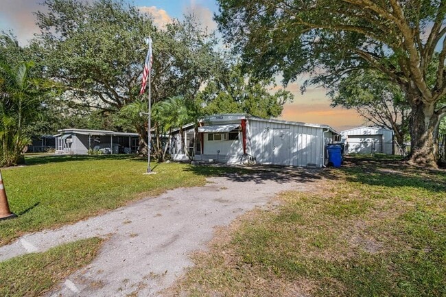 105 Domino Dr N in Ruskin, FL - Foto de edificio - Building Photo