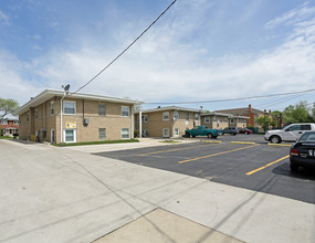 61 E Blecke Ave in Addison, IL - Foto de edificio - Building Photo