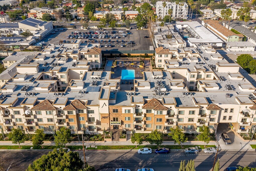Avery in Valley Village, CA - Foto de edificio