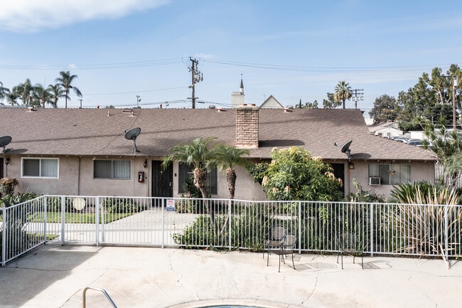 Regal Court Apartments in Whittier, CA - Building Photo - Building Photo