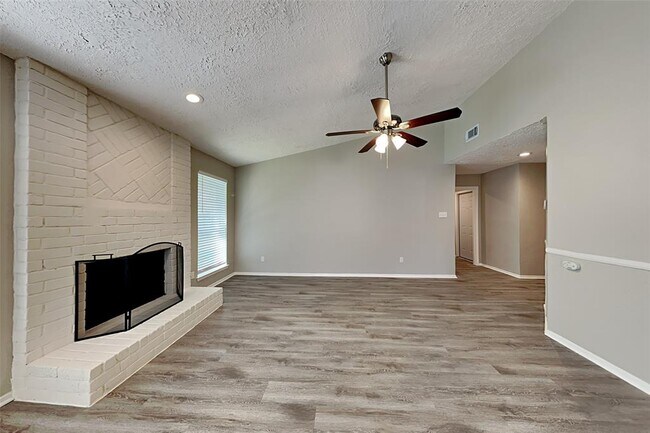 16919 Cairnloch St photo'