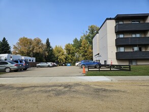 Sandpiper Suites in Red Deer, AB - Building Photo - Building Photo