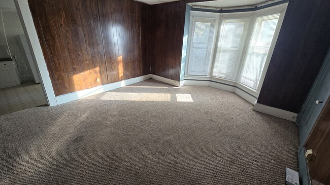 1825 Grand Ave, Unit Upper in Davenport, IA - Foto de edificio - Building Photo