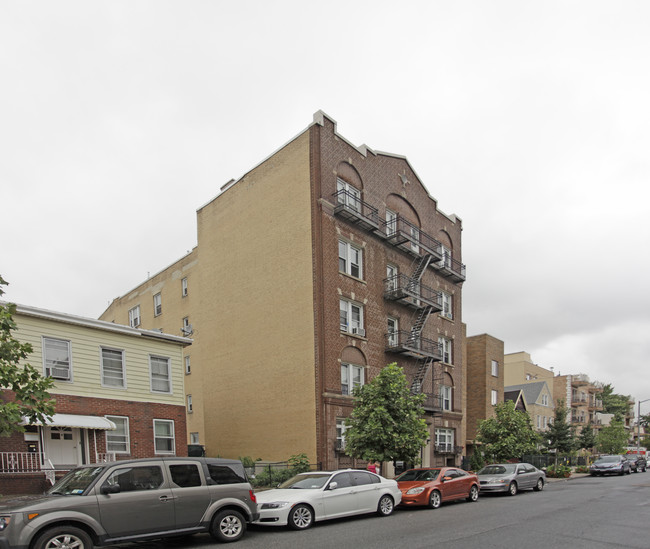 30-78 38th St in Long Island City, NY - Foto de edificio - Building Photo