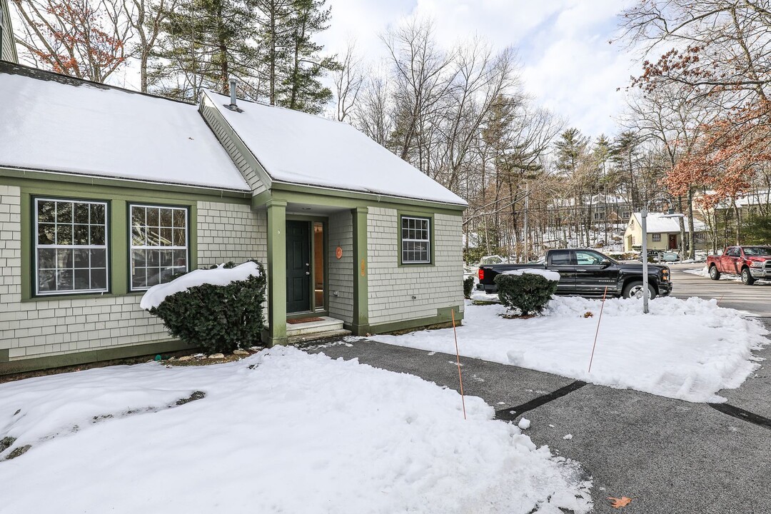 1465 Hooksett Rd in Hooksett, NH - Foto de edificio