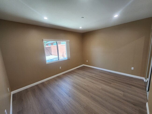 10941 Walnut Dr in Sunland, CA - Foto de edificio - Building Photo