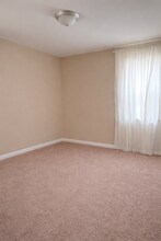 2475 E Maple Rd, Unit first floor in Troy, MI - Foto de edificio - Building Photo