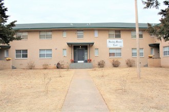 Huxley Manor East in Oklahoma City, OK - Building Photo - Building Photo