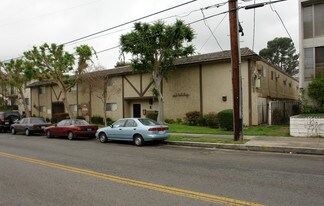 7455 Hazeltine Ave in Van Nuys, CA - Building Photo