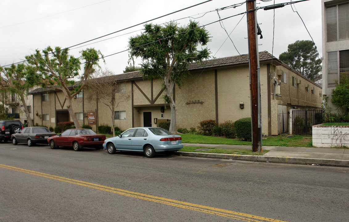 7455 Hazeltine Ave in Van Nuys, CA - Building Photo