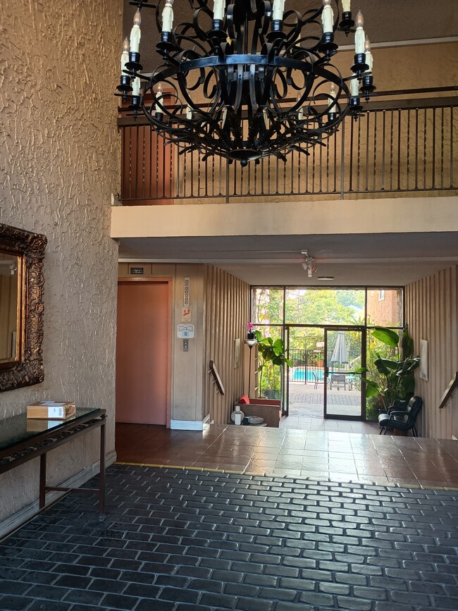 Hollywood Villa Apartments in Los Angeles, CA - Foto de edificio - Building Photo