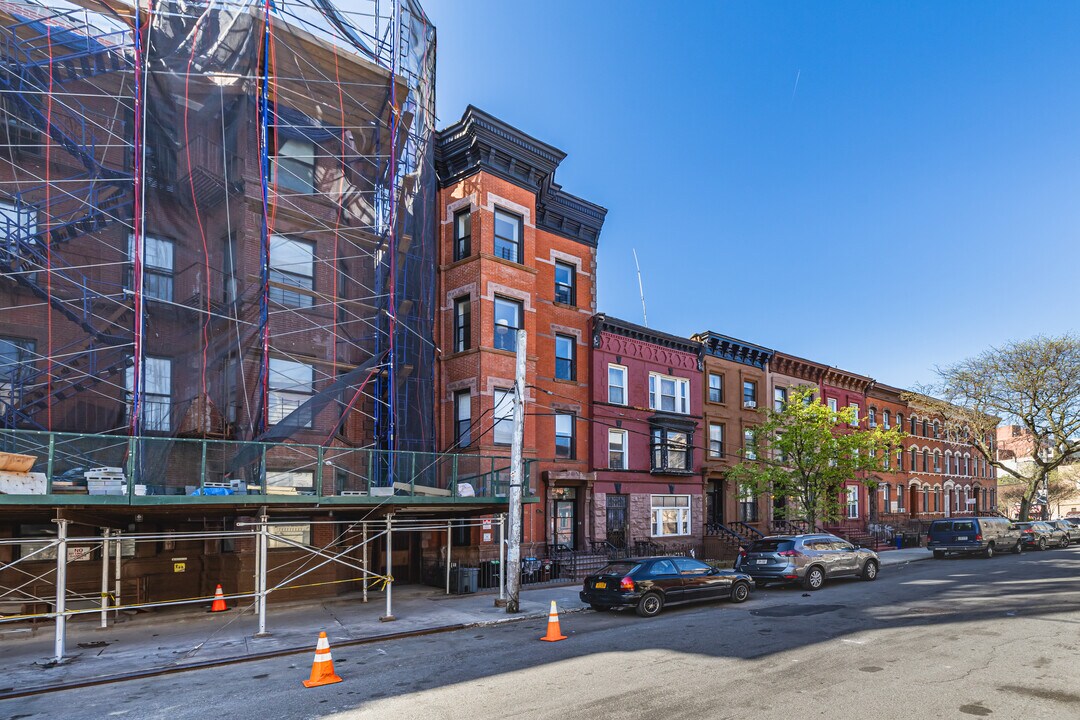 22 Macdonough St in Brooklyn, NY - Building Photo