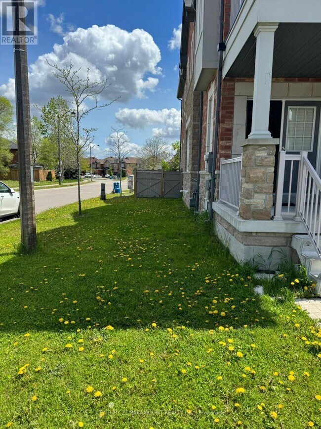 80 Hollowgrove Blvd in Brampton, ON - Building Photo - Building Photo