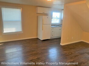 324 SW Calapooia St in Albany, OR - Foto de edificio - Building Photo