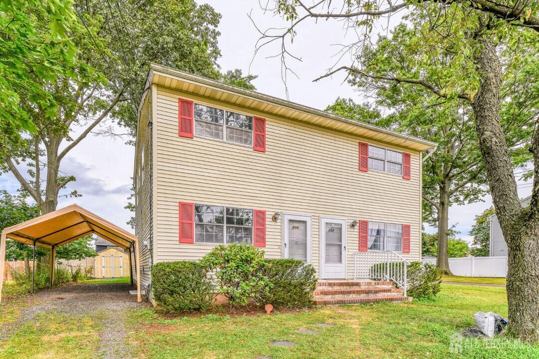 204 Wilton Ave in Middlesex, NJ - Foto de edificio
