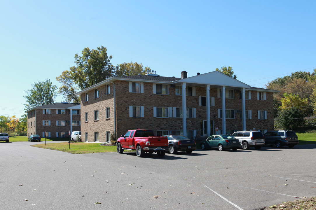 Colonial Apartments in Golden Valley, MN - Foto de edificio