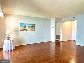 3310 N Leisure World Blvd in Silver Spring, MD - Building Photo - Building Photo
