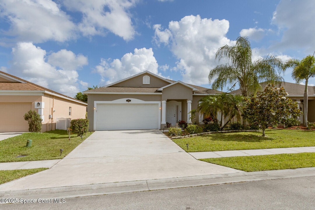 1889 Maeve Cir in West Melbourne, FL - Building Photo