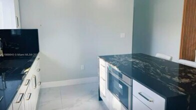 7047 SW 22nd St in Miami, FL - Building Photo - Building Photo