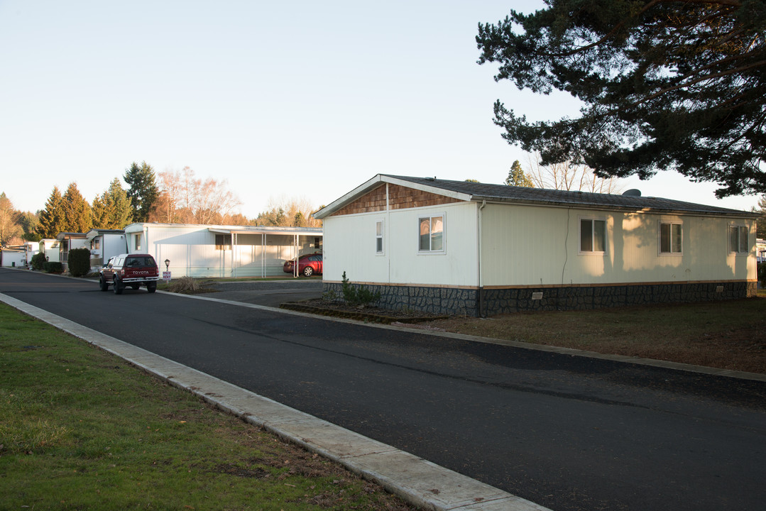 820 NW Wade St in Estacada, OR - Foto de edificio