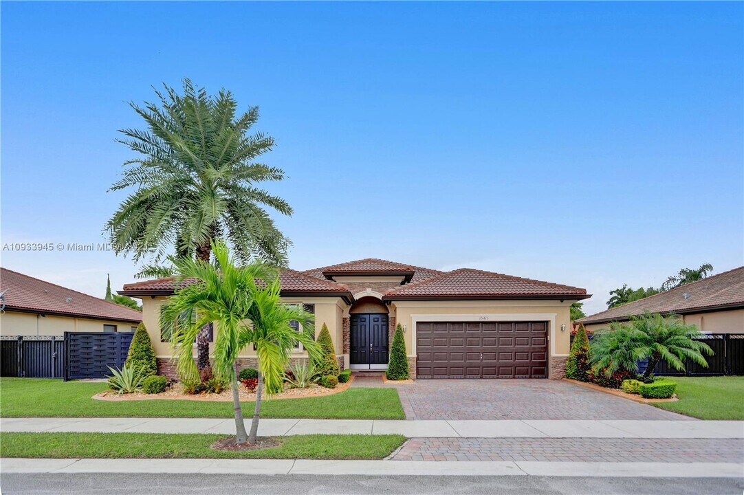 15413 SW 116th Terrace in Miami, FL - Building Photo