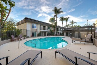 The Village at La Mesa in La Mesa, CA - Foto de edificio - Building Photo