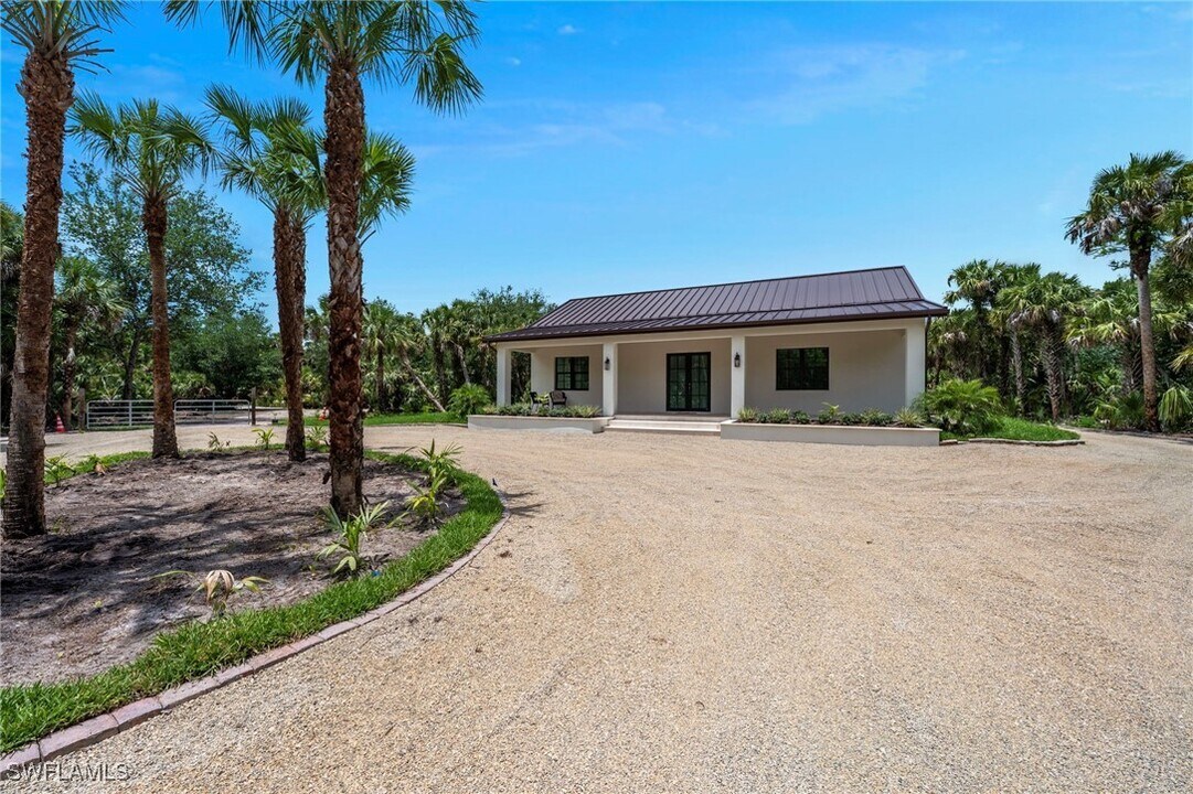 1373 Shady Ln in Naples, FL - Building Photo