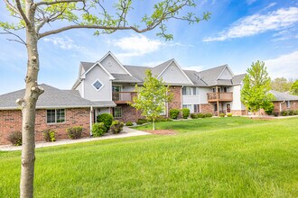 Aspen Court in Oak Creek, WI - Foto de edificio - Building Photo